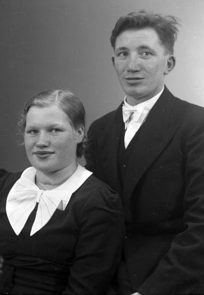 Porträtt av ett par; en dam och en herre. Ateljefoto.