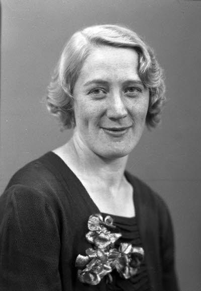 Porträtt av en dam. Ateljefoto.