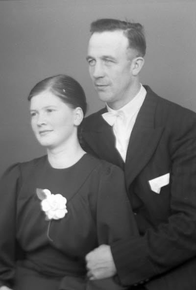 Porträtt av ett brudpar. Ateljefoto.