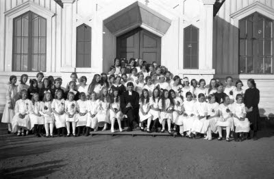 Gällivare kyrka. Gruppbild konfirmander; präst; kyrkoherde. Oidentifierade.