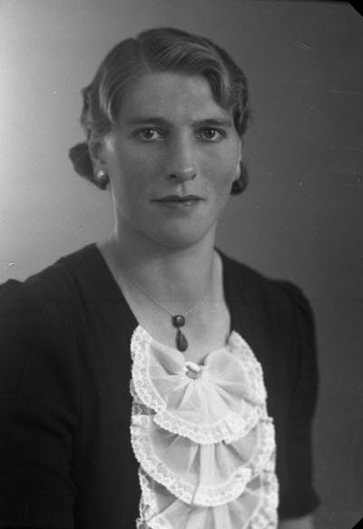 Porträtt av en dam. Ateljefoto.