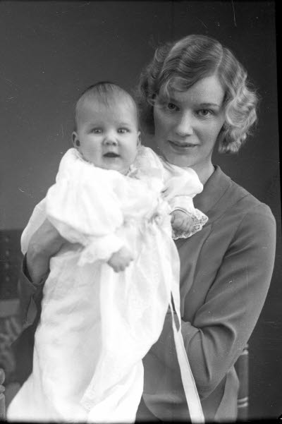 Porträtt av en dam och ett barn; mor och barn. Ateljefoto.