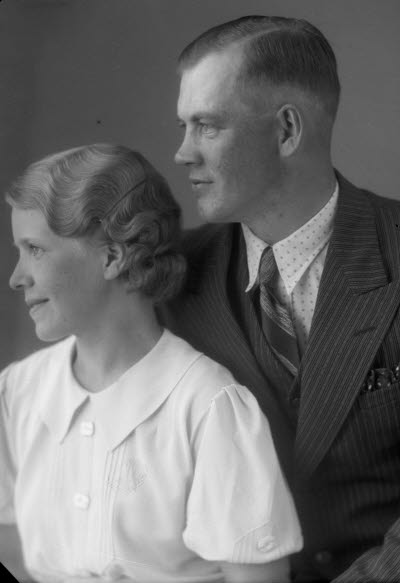 Porträtt av ett par; en herre och en dam. Ateljefoto.