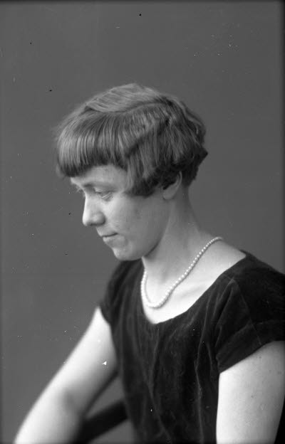 Porträtt av en dam. Ateljefoto.