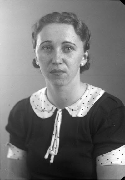 Porträtt av en dam. Ateljefoto.