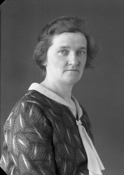 Porträtt av en dam. Ateljefoto.