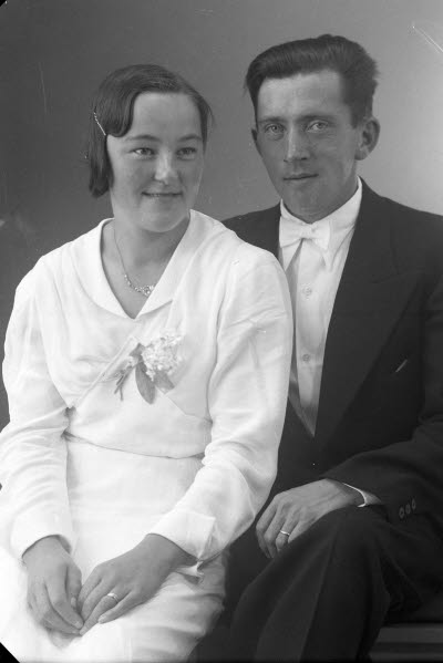 Porträtt av ett brudpar; en herre och en dam. Ateljefoto.