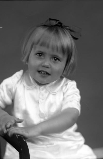 Porträtt av ett barn; en flicka. Ateljefoto.