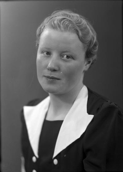 Porträtt av en dam. Ateljefoto.