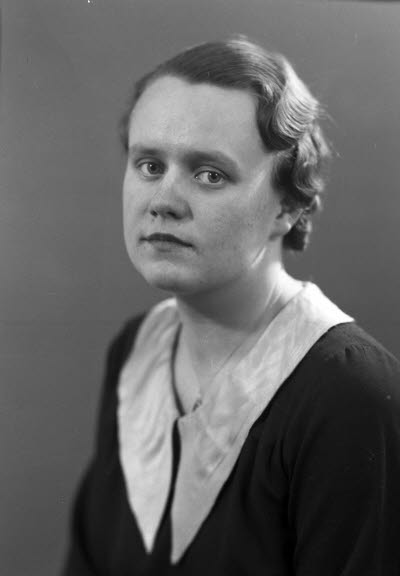 Porträtt av en dam. Ateljefoto.