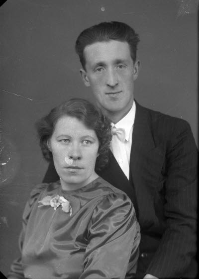 Porträtt av ett par; en herre och en dam. Ateljefoto.