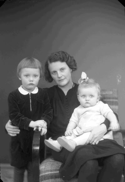 Porträtt av en dam och två barn; mor och barn. Ateljefoto.