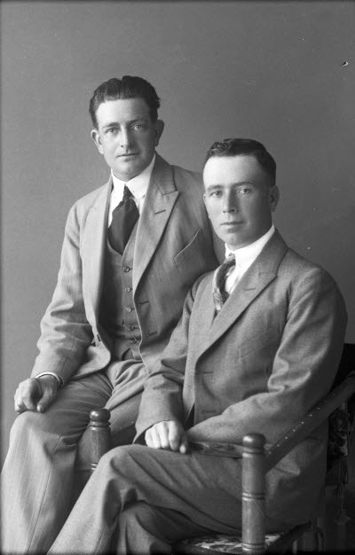 Porträtt av 2 herrar. Ateljefoto.