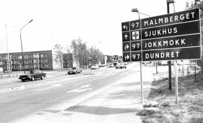 Lasarettsgatan, Gällivare. Vägskylt; ortnamsmärke; lokaliseringsmärke.