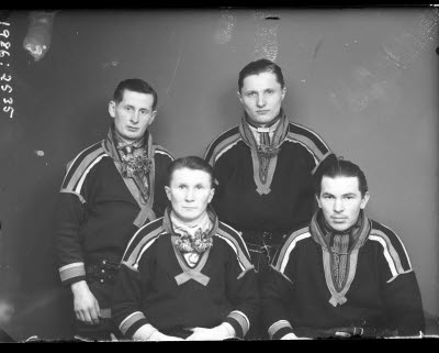 Porträtt av fyra herrar i samedräkter.