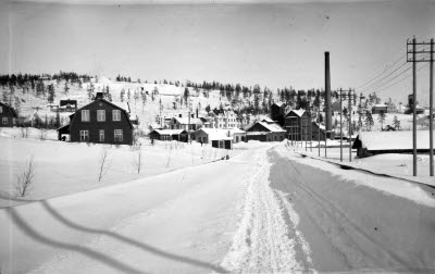 Vy över Bolagsområdet. Kraftstation. LKAB kontoret. Bostadshus. Selettippen i bakgrunden.