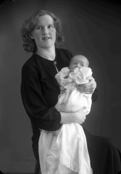 Porträtt av en dam och ett barn; mor och barn.