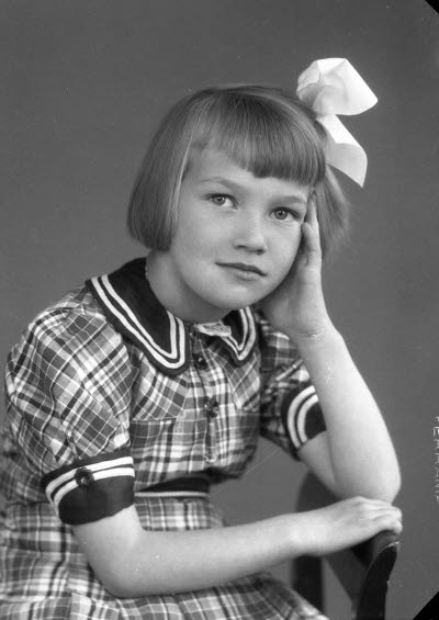 Porträtt av ett barn, en flicka. Ateljefoto.