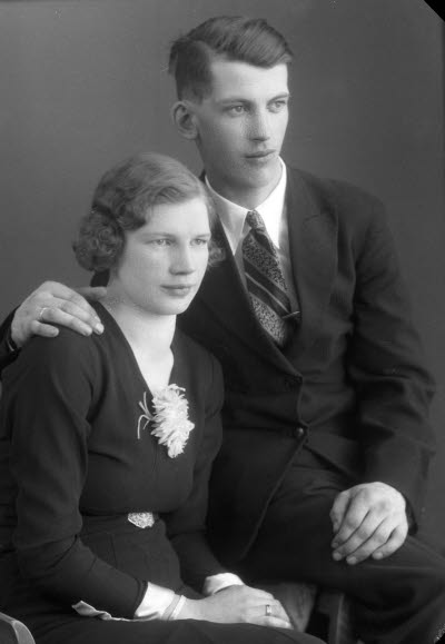 Porträtt av ett par; en herre och en dam. Ateljefoto.