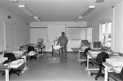 Inredning av nytt datarum för utbildningar.