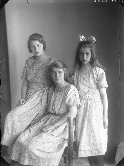 Porträtt av familj, 1 kvinna, 2 flickor. Ateljefoto.