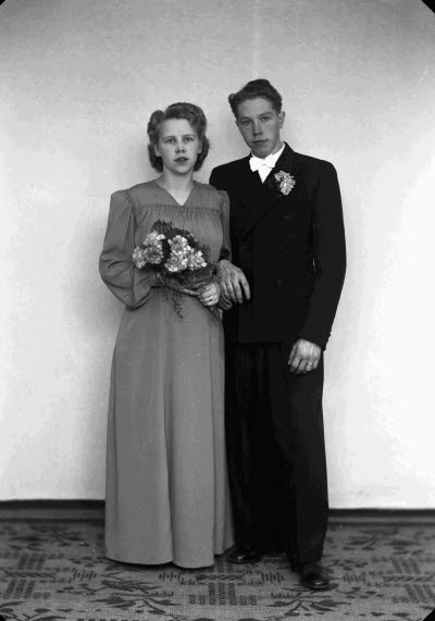 Porträtt av ett brudpar. Ateljefoto.