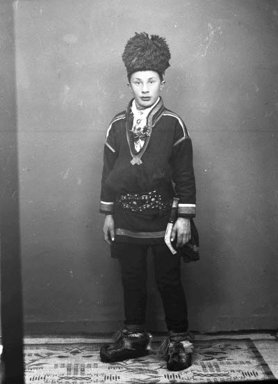 Porträtt av en herre i samedräkt.