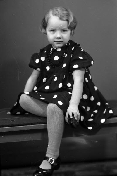 Porträtt av ett barn, en flicka. Ateljefoto.