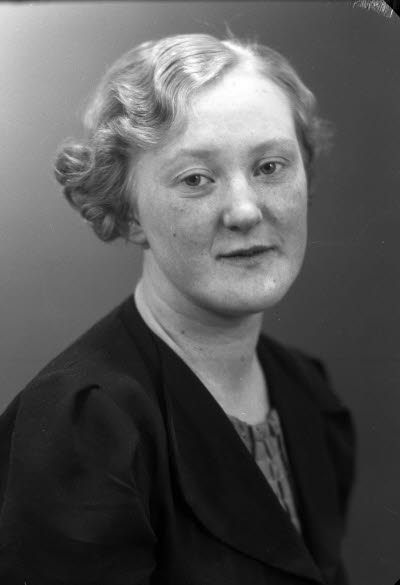 Porträtt av en dam. Ateljefoto.