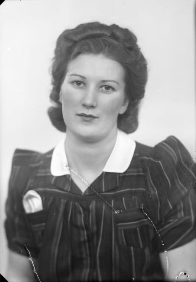 Porträtt av en dam. Ateljefoto.