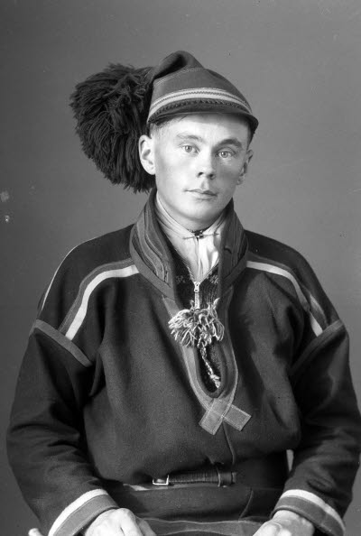 Porträtt av en herre i samedräkt. Ateljefoto.