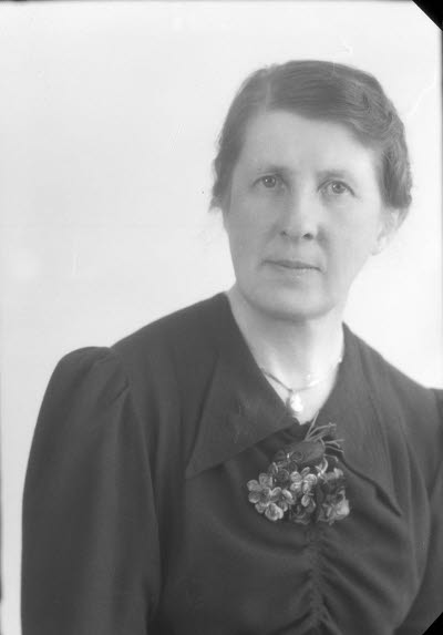 Porträtt av en dam. Ateljefoto.