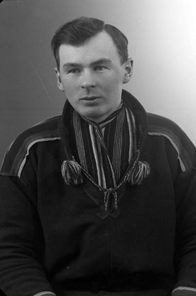 Porträtt av en herre i samedräkt. Ateljefoto.