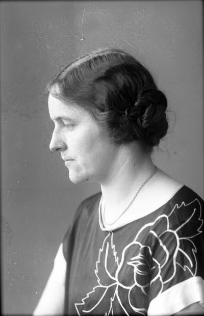 Porträtt av en dam. Ateljefoto.