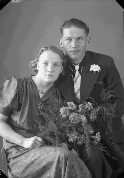 Porträtt av ett brudpar. Ateljefoto.