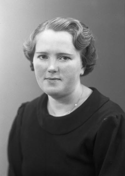 Porträtt av en dam. Ateljefoto.