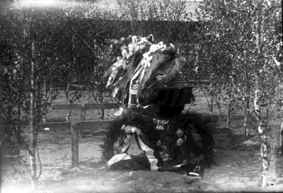 Kista med dekoration, kransar och blommor.