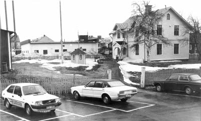 Gällivare. Bensinmack: Texaco, verkstad. Bostadshus. Parkering.