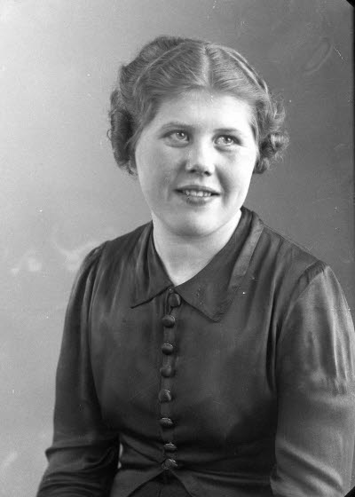 Porträtt av en dam. Ateljefoto.