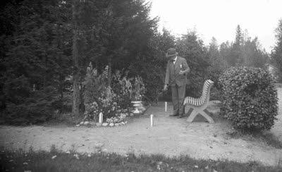 En herre, Hans Larsson, vid (Rolfs) grav.