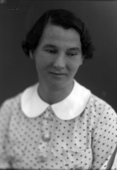 Porträtt av en dam. Ateljefoto.