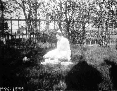 En dam i sjuksköterskeuniform. Oidentifierad.