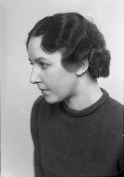 Porträtt av en dam. Ateljefoto.