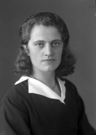 Porträtt av en dam. Ateljefoto.