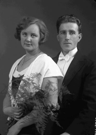 Porträtt av ett brudpar. Ateljefoto.