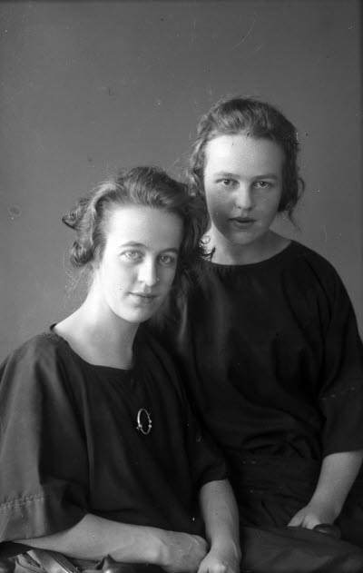 Porträtt av 2 damer. Ateljefoto.