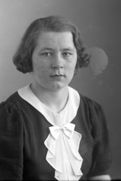 Porträtt av en dam. Ateljefoto.