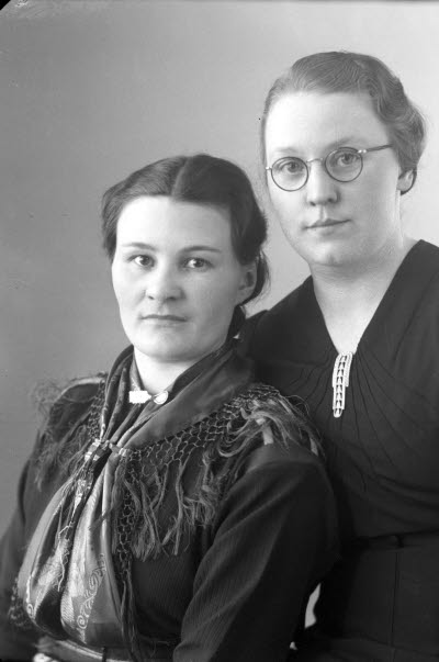 Porträtt av två damer. Ateljefoto.