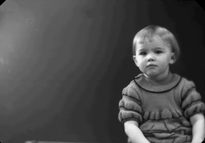 Porträtt av ett barn; en flicka. Ateljefoto.