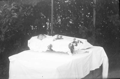 Öppen kista. Ett barn. Oidentifierad.